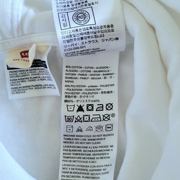 ✨️HP✨️ Levi's Cropped Smiling😊 Strawberry🍓 Hoodie - NWT - Picture 9 of 16